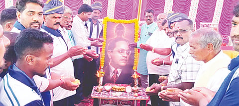 ಕಂಪಲಾಪುರದ ಜೈಭೀಮ್ ಯುವಸೇನೆ ವತಿಯಿಂದ ಸಂವಿಧಾನ ಶಿಲ್ಪಿ ಡಾ ಬಿ.ಆರ್. ಅಂಬೇಡ್ಕರ್ ಅವರ 135ನೇ ಜಯಂತಿ ಕಾರ್ಯಕ್ರಮದಲ್ಲಿ ಗಣ್ಯರು ಅಂಬೇಡ್ಕರ್ ಭಾವಚಿತ್ರಕ್ಕೆ ಪುಷ್ಪಾರ್ಚನೆ ಮಾಡಿದರು. ದಲಿತ ಮುಖಂಡ ತಮ್ಮಣ್ಣಯ್ಯ, ಐಲಾಪುರ ರಾಮು, ಪಡ್ಡೆ ಮಾದೇವ, ಲಕ್ಷ್ಮಣ್, ಯುವಸೇನೆ ಗೌರವಾಧ್ಯಕ್ಷ ಗಣೇಶ್, ಕಾರ್ತಿಕ್, ರಾಮು ಇತರರಿದ್ದರು.