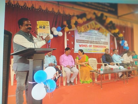 ಧಾರವಾಡ ಕುಮಾರೇಶ್ಬರ ನಗರದ ಸರ್ಕಾರಿ ಪ್ರಥಮ‌ ದರ್ಜೆ ಕಾಲೇಜಿನಲ್ಲಿ ವಿದ್ಯಾರ್ಥಿಗಳ ಬೀಳ್ಕೊಡುವ ಸಮಾರಂಭ ದಲ್ಲಿ ಸಂಜಯ್ ಮಾಲಗತ್ತಿ ಮಾತನಾಡಿದರು. 