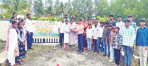 ಆಲೂರು ತಾಲೂಕಿನ ಪಾಳ್ಯ ಹೋಬಳಿ ಚಿಕ್ಕಕಣಗಾಲು ಗ್ರಾಮದ ಸರ್ಕಾರಿ ಪ್ರೌಢಶಾಲೆಯಲ್ಲಿ ಬೇಸಿಗೆ ರಜೆ ಮುಗಿಸಿ ಶಾಲೆಗೆ ಆಗಮಿಸಿದ ವಿದ್ಯಾರ್ಥಿಗಳನ್ನು ಶಿಕ್ಷಕರು ಮತ್ತು ಎಸ್‌ಡಿಎಂಸಿ ಸದಸ್ಯರೊಂದಿಗೆ ಸೇರಿ ಹೂವು ನೀಡಿ ಸ್ವಾಗತಿಸಿದರು.