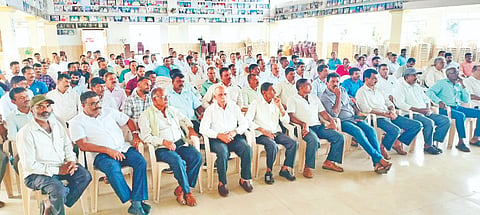 ಸೋಮವಾರಪೇಟೆಯ ಒಕ್ಕಲಿಗರ ಸಮುದಾಯ ಭವನದಲ್ಲಿ ಆಯೋಜಿಸಿದ್ದ ರೈತ ಹೋರಾಟ ಸಮಿತಿ ಸಭೆಯಲ್ಲಿ ರೈತರು ಪಾಲ್ಗೊಂಡಿದ್ದರು.