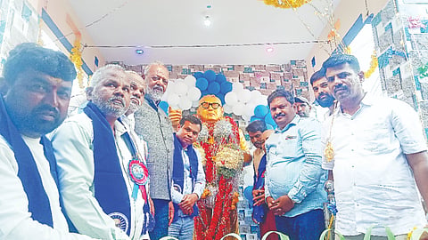 ಹನಗೋಡು ಹೋಬಳಿಯ ಹಿಂಡುಗುಡ್ಲು ಗ್ರಾಮದಲ್ಲಿ ಡಾ.ಬಿ.ಆರ್.ಅಂಬೇಡ್ಕರ್ ಪುತ್ಥಳಿಯನ್ನು ಮಾಜಿ ಶಾಸಕ ಎಚ್.ಪಿ.ಮಂಜುನಾಥ್ ಉದ್ಘಾಟಿಸಿದರು. ದೇವರಾಜ್ ಒಡೆಯರ್, ಕಲ್ಕುಣಿಕೆ ರಾಘು,ಶಿವಕುಮಾರ್ ಇತರರಿದ್ದರು.