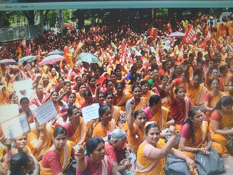 ವಿವಿಧ ಬೇಡಿಕೆಗಾಗಿ ಅಂಗನವಾಡಿ ಕಾರ್ಯಕರ್ತೆಯರು, ಸಹಾಯಕಿಯರಿಂದ ಪ್ರತಿಭಟನೆ