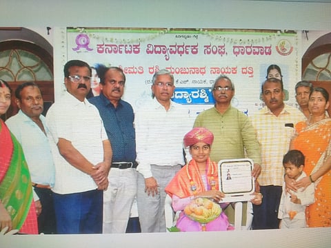 ಎಸ್ ಎಸ್ ಎಲ್ ಸಿ ಪರೀಕ್ಷೆಯಲ್ಲಿ ಉತ್ತಮ ಅಂಕ ಗಳಿಸಿದ ವಿದ್ಯಾರ್ಥಿನಿ ಐಶ್ವರ್ಯ ರಾಯ್ಕರ್ ಗೆ ಸನ್ಮಾನಿಸಲಾಯಿತು.
