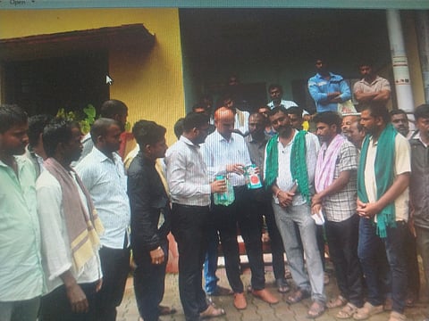 ಕಳಪೆ ಈರುಳ್ಳಿ ಬಿತ್ತನೆ ಬೀಜ ವಿತರಣೆ ಆರೋಪಿಸಿ ರೈತರಿಂದ ಪ್ರತಿಭಟನೆ