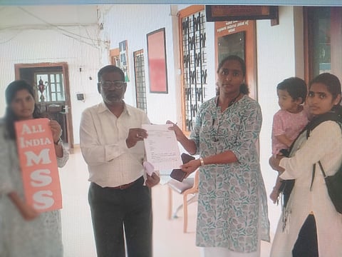 ಧಾರವಾಡ: ರಾಜಸ್ಥಾನ ಮತ್ತು ಪಶ್ಚಿಮ ಬಂಗಾಳದಲ್ಲಿ ಅಪ್ರಾಪ್ತೆಯರ ಮೇಲಿನ ಅತ್ಯಾಚಾರ ಖಂಡಿಸಿ ಎಐಎಂಎಸ್‌ಎಸ್ ಪದಾಧಿಕಾರಿಗಳು ಜಿಲ್ಲಾಧಿಕಾರಿ ಕಚೇರಿ ಮೂಲಕ ಸರ್ಕಾರಕ್ಕೆ‌ ಮನವಿ ರವಾನಿಸಿದರು.