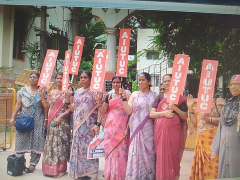 ಕರ್ನಾಟಕ ರಾಜ್ಯ ಸಂಯುಕ್ತ ವಸತಿನಿಲಯ ಕಾರ್ಮಿಕರ ಸಂಘದ ಧಾರವಾಡ ಜಿಲ್ಲಾ ಸಮಿತಿಯಿಂದ ಜಿಲ್ಲಾಧಿಕಾರಿ ಕಚೇರಿ ಎದುರು ಶುಕ್ರವಾರ ಪ್ರತಿಭಟನೆ ನಡೆಯಿತು.