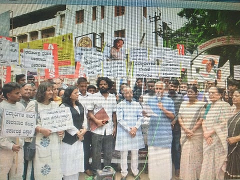 ಧಾರವಾಡದ ಗಾಂಧಿ ಶಾಂತಿ ಪ್ರತಿಷ್ಠಾನದಿಂದ ಪ್ರತಿಭಟನೆ