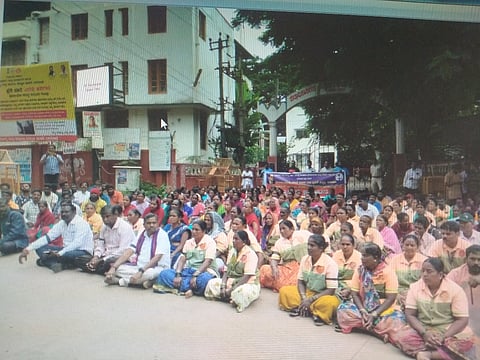 ಪೌರಕಾರ್ಮಿಕರಿಂದ ಪ್ರತಿಭಟನೆ