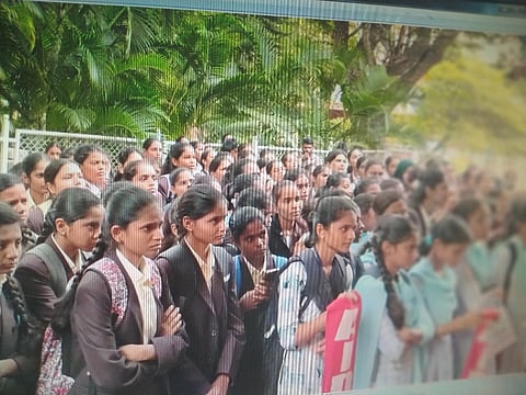 ಧಾರವಾಡ: ನಗರದ ಕೆಸಿಡಿ ಮಹಾವಿದ್ಯಾಲಯದಲ್ಲಿ ಪ್ರವೇಶ ಶುಲ್ಕ ಹೆಚ್ಚಳ ಖಂಡಿಸಿ ಎಐಡಿಎಸ್​ಒ ನೇತೃತ್ವದಲ್ಲಿ ವಿದ್ಯಾಥಿರ್ಗಳು ಪ್ರತಿಭಟಿಸಿದರು.