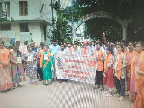 ಶ್ರೀರಾಮಸೇನೆ ಕಾರ್ಯಕರ್ತರಿಂದ ಧಾರವಾಡ ಜಿಲ್ಲಾಧಿಕಾರಿ ಕಚೇರಿ ಎದುರು ಪ್ರತಿಭಟನೆ 