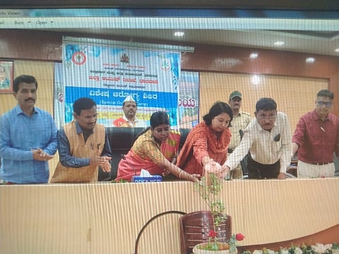 ಧಾರವಾಡ‌ ಜಿಲ್ಲಾಧಿಕಾರಿ ಸಭಾಂಗಣದಲ್ಲಿ ಆಯುಷ್ ಇಲಾಖೆಯಿಂದ ಆಯೋಜಿಸಿದ್ದ ಆರೋಗ್ಯ ತಪಾಸಣೆ, ಚಿಕಿತ್ಸೆ, ಯೋಗಾಸನ ಮತ್ತು ಜೀವನ ಶೈಲಿ ಮಾಹಿತಿ ಶಿಬಿರವನ್ನು ಜಿಲ್ಲಾಧಿಕಾರಿ ಸ್ನೇಹಲ್ ಆರ್ ಉದ್ಘಾಟಿಸಿದರು. 
