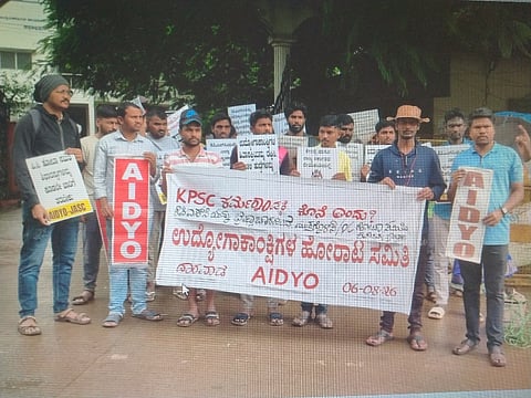 ​ಕೆಪಿಎಸ್ ಸಿ ಭ್ರಷ್ಟಾಚಾರ ಆರೋಪಗಳ ಕುರಿತು ನ್ಯಾಯಾಂಗ ತನಿಖೆ ನಡೆಸಬೇಕು ಎಂದು ಒತ್ತಾಯಿಸಿ ಉದ್ಯೋಗಾಕಾಂಕ್ಷಿಗಳ ಹೋರಾಟ ಸಮಿತಿ, ಆಲ್​ ಇಂಡಿಯಾ ಡೆಮೊಕ್ರೆಟಿಕ್​ ಯೂತ್​ ಆರ್ಗನೈಜೇಷನ್​ (ಎಐಡಿವೈಓ) ನಿಂದ ಜಿಲ್ಲಾಧಿಕಾರಿಗಳ ಕಚೇರಿ ಎದುರು ಪ್ರತಿಭಟನೆ ನಡೆಯಿತು.
