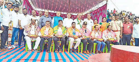 ಆಲೂರು ತಾಲೂಕು ಕ್ರೀಡಾಂಗಣದಲ್ಲಿ ರಾಷ್ಟ್ರೀಯ ಹಬ್ಬಗಳ ಆಚರಣ ಸಮಿತಿ ಮತ್ತು ತಾಲೂಕು ಆಡಳಿತ ಆಲೂರು ವತಿಯಿಂದ ಹಮ್ಮಿಕೊಂಡಿದ್ದ ಸ್ವಾತಂತ್ರ್ಯೋತ್ಸವದಲ್ಲಿ  ವಿವಿಧ ಕ್ಷೇತ್ರಗಳಲ್ಲಿ ಸಾಧನೆ ಮಾಡಿದ ಗಣ್ಯರನ್ನು ಸನ್ಮಾನಿಸಲಾಯಿತು. ಮಲ್ಲಿಕಾರ್ಜುನ್ , ಇ.ಒ ಸುಬ್ರಹ್ಮಣ್ಯ ಶರ್ಮ ಇತರರಿದ್ದರು. 