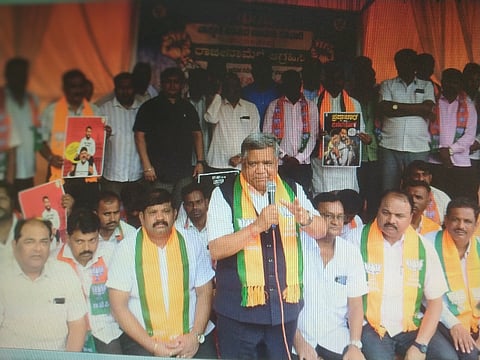 ಸಚಿವ ಬಿ ನಾಗೇಂದ್ರ ಅವರನ್ನು ವಜಾಗೊಳಿಸುವಂತೆ ಆಗ್ರಹಿಸಿ ಬಿಜೆಪಿ ಯಿಂದ ಹಮ್ಮಿಕೊಂಡಿದ್ದ ಪ್ರತಿಭಟನೆಯಲ್ಲಿ ಸಂಸದ ಜಗದೀಶ ಶೆಟ್ಟರ್ ಮಾತನಾಡಿದರು.