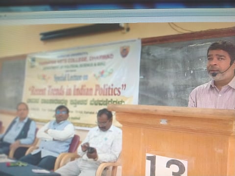 "ಭಾರತದ ರಾಜಕಾರಣದಲ್ಲಿ ಇತ್ತೀಚಿನ ಬೆಳವಣಿಗೆಗಳು' ವಿಷಯದ ವಿಶೇಷ ಉಪನ್ಯಾಸದಲ್ಲಿ ಡಾ. ಸಂಜೀವಕುಮಾರ ಎಚ್​.ಎಂ. ಮಾತನಾಡಿದರು. 