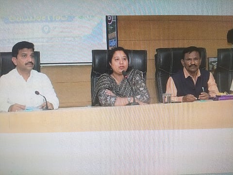 ಕರ್ನಾಟಕ ಆರೋಗ್ಯ ಸಂಜೀವಿನಿ ಯೋಜನೆ ಕಾರ್ಯಾಗಾದಲ್ಲಿ ಡಿಸಿ ಸ್ನೇಹಲ್ ಆರ್. ಮಾತನಾಡಿದರು.