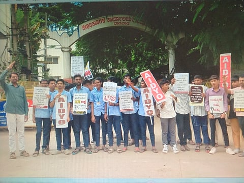 ಎಐಡಿವೈಒ,ಉದ್ಯೋಗಾಕಾಂಕ್ಷಿಗಳ ಹೋರಾಟ ಸಮಿತಿಯಿಂದ ಡಿಸಿ ಕಚೇರಿ ಎದುರು ಮಂಗಳವಾರ ಪ್ರತಿಭಟನೆ ನಡೆಯಿತು.