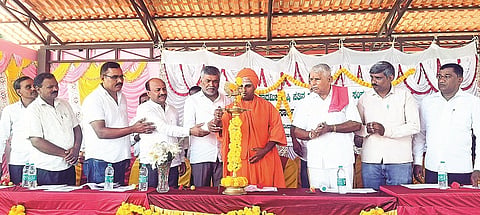 ಸಂಕಲಾಪುರ ಮಠದ ಸಭಾಂಗಣದಲ್ಲಿ ಆಯೋಜಿಸಿದ್ದ ಸಭೆಯಲ್ಲಿ ಶಾಂತವೀರ ಮಲ್ಲಿಕಾರ್ಜುನ ಸ್ವಾಮೀಜಿ ಮಾತನಾಡಿದರು.