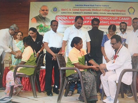ಪೌರಕಾರ್ಮಿಕರಿಗೆ ಧಾರವಾಡದ ದಕ್ಷಿಣ ಭಾರತ ಹಿಂದಿ ಪ್ರಚಾರ ಸಭೆಯಲ್ಲಿ ಆರೋಗ್ಯ ತಪಾಸಣೆ ಶಿಬಿರ ನಡೆಯಿತು.
