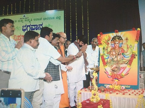 ವಿಶ್ವಕರ್ಮ ಜಯಂತಿ ನಿಮಿತ್ತ ಶಾಸಕ ವಿನಯ ಕುಲಕರ್ಣಿ ಭಗವಾನ್ ವಿಶ್ವಕರ್ಮ ಅವರ ಭಾವಚಿತ್ರಕ್ಕೆ ನಮಿಸಿದರು.