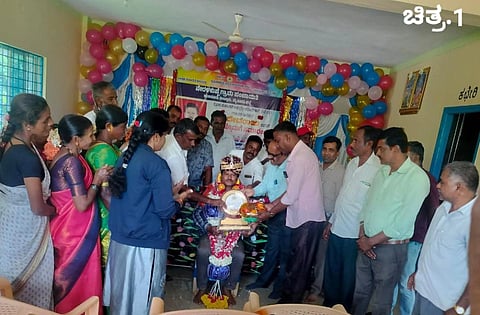 ಹನಗೋಡು ಹೋಬಳಿಯ ನೇರಳಕುಪ್ಪೆ ಗ್ರಾಮ ಪಂಚಾಯಿತಿ ಪಿಡಿಒ ದೇವರಾಜ್ ಅವರು ವರ್ಗವಣೆಗೊಂಡ ಹಿನ್ನೆಲೆಯಲ್ಲಿ ಅವರನ್ನು ಸನ್ಮಾನಿಸಿ ಬೀಳ್ಕೊಡಲಾಯಿತು. ಹೊಂಗಯ್ಯ, ಗೀತಾ ಸುರೇಶ್, ರುಕ್ಮಿಣಿ, ಕುಮಾರ್, ಜವರಮ್ಮ ಸೇರಿದಂತೆ ಇತರರು ಇದ್ದರು.