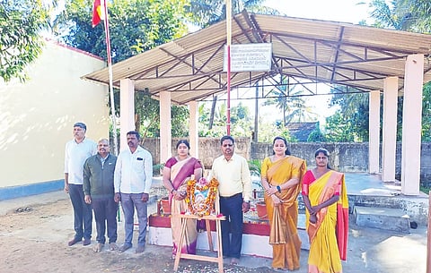 ಹನಗೋಡು ಹೋಬಳಿಯ ಸರ್ಕಾರಿ ಪ್ರೌಢಶಾಲೆಯಲ್ಲಿ ಕನ್ನಡ ರಾಜ್ಯೋತ್ಸವ ಆಚರಿಸಲಾಯಿತು. ಗೀತಾ ಸುರೇಶ್, ಕುಮಾರಸ್ವಾಮಿ, ಮಂಜು, ಪ್ರೀತಿ, ಶಾರದಾ, ಪುನೀತ್ ಇತರರು ಇದ್ದರು.