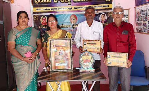 ತಿ.ನರಸೀಪುರ ಪಟ್ಟಣದ ಗೌತಮ ಬುದ್ಧ ಜನಸೇವಾ ಟ್ರಸ್ಟ್ ಕಚೇರಿಯಲ್ಲಿ ನಡೆದ ಸರಳ ಕಾರ್ಯಕ್ರಮದಲ್ಲಿ ಕೋಮಲಾಕ್ಷಿ ನಾಗರಾಜು, ಬಿ.ಮಹದೇವಸ್ವಾಮಿ, ಮಧು ಶ್ರೀನಿವಾಸ ಮೂರ್ತಿ ಇತರರು ಇದ್ದರು.