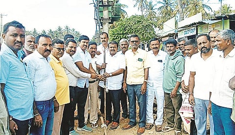 ನುಗ್ಗೇಹಳ್ಳಿಯ ಬಾಗೂರು ರಸ್ತೆಯಲ್ಲಿ ಟ್ರಾನ್ಸ್‌ಫಾರ್ಮರ್‌ಗಳ ಶಿಥಿಲಗೊಂಡ ಕಂಬಗಳು, ಎಲ್.ಟಿ.ಕಿಟ್‌ಗಳು ಹಾಗೂ ಪರಿವರ್ತಕಗಳ ಮರು ಜೋಡಣೆ ಕಾಮಗಾರಿಗೆ ಶಾಸಕ ಸಿ.ಎನ್. ಬಾಲಕೃಷ್ಣ ಭೂಮಿಪೂಜೆ ನೆರವೇರಿಸಿದರು. ಇಂಜಿನಿಯರ್‌ಗಳಾದ ವಜ್ರಕುಮಾರ್, ಮಹದೇವ್, ರಂಗೇಗೌಡ, ದೊರೆಸ್ವಾಮಿ, ಪುಟ್ಟಸ್ವಾಮಿ, ಹೊನ್ನೇಗೌಡ, ಬೆಳ್ಳೇಕರ್ ಪ್ರಕಾಶ್, ಸಂಪತ್ ಕುಮಾರ್, ಮಂಜುನಾಥ್ ಸ್ವಾಮಿ, ನಟರಾಜ್ ಯಾದವ್, ಯಲ್ಲಪ್ಪ ಇದ್ದರು.