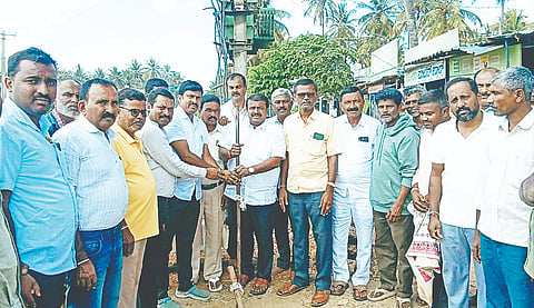 ನುಗ್ಗೇಹಳ್ಳಿಯ ಬಾಗುರು ರಸ್ತೆಯಲ್ಲಿ ವಿದ್ಯುತ್ ಟಿಸಿಗಳ ಶಿಥಿಲ ಕಂಬ, ಎಲ್‌ಟಿ ಕಿಟ್ ಹಾಗೂ ಪರಿವರ್ತಕಗಳ ಮರು ಜೋಡಣೆ ಕಾಮಗಾರಿಗೆ ಶಾಸಕ ಸಿ.ಎನ್. ಬಾಲಕೃಷ್ಣ ಚಾಲನೆ ನೀಡಿದರು. ವಜ್ರಕುಮಾರ್, ಮಹದೇವ್,  ರಂಗೇಗೌಡ, ದೊರೆಸ್ವಾಮಿ, ಪುಟ್ಟಸ್ವಾಮಿ, ಹೊನ್ನೇಗೌಡ, ಬೆಳ್ಳೇಕರ್ ಪ್ರಕಾಶ್, ಸಂಪತ್ ಕುಮಾರ್, ಮಂಜುನಾಥ್ ಸ್ವಾಮಿ, ನಟರಾಜ್ ಯಾದವ್ ಇತರರು ಇದ್ದರು. 
