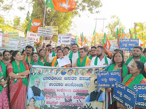 ಬಿಜೆಪಿ ಕಾರ್ಯಕರ್ತರು ಕಾರವಾರದಲ್ಲಿ ಪ್ರತಿಭಟನೆ ನಡೆಸಿದರು