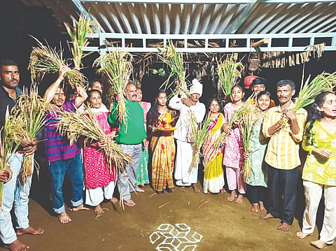ಹನಗೋಡಿಗೆ ಸಮೀಪದ ಕಾಳಬೋಚನಹಳ್ಳಿಯ ಬಾರಿಯಂಡ ಮನೆಯ ಕುಟುಂಬಸ್ಥರು ಹುತ್ತರಿ ಹಬ್ಬದಂದು ತಮ್ಮ ಭತ್ತದ ಗದ್ದೆಯಲ್ಲಿ ಧಾನ್ಯಲಕ್ಷ್ಮೀಯನ್ನು ಪೂಜಿಸಿ ಮನೆಗೆ ತಂದರು.