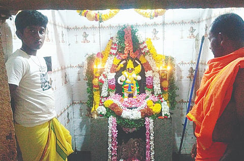 ಹೊನ್ನಕುಮಾರನಹಳ್ಳಿ ಗ್ರಾಮದ ಶ್ರೀ ವೀರಾಂಜನೇಯಸ್ವಾಮಿ ದೇವಸ್ಥಾನದಲ್ಲಿ ಹನುಮದ್ ವ್ರತ ಪ್ರಯುಕ್ತ ಭಾನುವಾರ ಬೆಣ್ಣೆ ಅಲಂಕಾರ ಮಾಡಲಾಗಿತ್ತು.