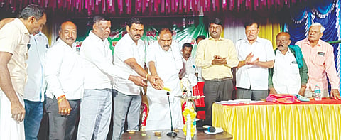  ಲಾಳನಕೆರೆ ಗ್ರಾಮ ಪಂಚಾಯಿತಿ ಮಟ್ಟದ ವಿವಿಧ ಕಾಮಗಾರಿಗಳ ಭೂಮಿ ಪೂಜೆ ಬಳಿಕ ಆಯೋಜಿಸಿದ್ದ ಜನ ಸಂಪರ್ಕ ಸಭೆಯನ್ನು ಶಾಸಕ ಕೆ.ಎಂ. ಶಿವಲಿಂಗೇಗೌಡ ಉದ್ಘಾಟಿಸಿದರು. ಮೆಟ್ರೋ ಬಾಬು, ಆಗ್ರೋ ಬಾಬು, ಸಂತೋಷ್ ಕುಮಾರ್, ಕೃಷ್ಣೇಗೌಡ, ರಾಮಚಂದ್ರು, ಈಶ್ವರಪ್ಪ, ಜಯರಾಮ್ ಇತರರು ಇದ್ದರು.