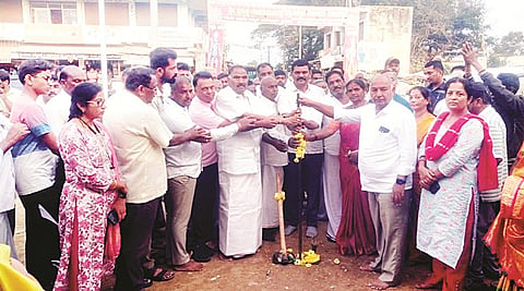 ಗಂಡಸಿಯಲ್ಲಿ ವಿವಿಧ ಅಭಿವೃದ್ಧಿ ಕಾಮಗಾರಿಗಳಿಗೆ ಶಾಸಕ ಕೆ.ಎಂ. ಶಿವಲಿಂಗೇಗೌಡ ಭೂಮಿಪೂಜೆ ನೆರವೇರಿಸಿದರು. ಮೆಟ್ರೋ ಬಾಬು, ಚಂದ್ರಶೇಖರ್, ಅಯ್ಯಣ್ಣ, ನಾಗರಾಜು, ಕುಮಾರ್, ಕೋಟಿ ಪ್ರದಿ ನಂಜುಂಡಪ್ಪ ಇದ್ದರು