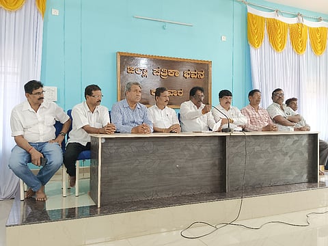 ಕಾರವಾರದಲ್ಲಿ ಕಾಂಗ್ರೆಸ್ ಮುಖಂಡರು ಸುದ್ದಿಗೋಷ್ಠಿ ನಡೆಸಿದರು.