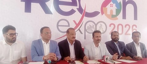 Recon expo ಹುಬ್ಬಳ್ಳಿಯ ಗೋಕುಲ ರಸ್ತೆ ಏರ್​ಪೋರ್ಟ್​ ಎದುರಿನ ಮೈದಾನದಲ್ಲಿ ಏರ್ಪಡಿಸಿರುವ ರೆಕಾನ್​ ಎಕ್ಸಪೋ ಕುರಿತು ಮಾಹಿತಿ ನೀಡಿದ ಕ್ರೆಡೈ ಹುಬ್ಬಳ್ಳಿ ಧಾರವಾಡ ಅಧ್ಯಕ್ಷ ಗುರುರಾಜ ಅಣ್ಣಿಗೇರಿ. ಸಂಜಯ ಕೊಠಾರಿ, ಅಮೃತ್​ ಮೆಹರವಾಡೆ, ಇಸ್ಮಾಯಿಲ್​ ಸಂಶಿ, ಸತೀಶ ಮುನವಳ್ಳಿ, ಇತರರು ಇದ್ದರು.