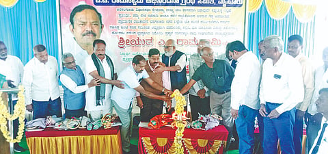 ಅರಕಲಗೂಡು ತಾಲೂಕಿನ ಮುದ್ದನಹಳ್ಳಿ ಗ್ರಾಮದಲ್ಲಿರುವ ಶ್ರೀ ಅರಸೀಕಟ್ಟೆ ಸುಕ್ಷೇತ್ರದ ಸಭಾಂಗಣದಲ್ಲಿ ಎ.ಟಿ. ರಾಮಸ್ವಾಮಿ ಅಭಿನಂದನಾ ಗ್ರಂಥ ಹೊರತರುವ ನಿಟ್ಟಿನಲ್ಲಿ ಶನಿವಾರ ಆಯೋಜಿಸಿದ್ದ ಪೂರ್ವಭಾವಿ ಸಭೆಯನ್ನು ಪ್ರೊ. ಜಯಪ್ರಕಾಶ್ ಗೌಡ ಉದ್ಘಾಟಿಸಿದರು. ಡಾ. ಎ. ರಾಮಸ್ವಾಮಿ, ವೆಂಕಟೇಶ್, ಬಿ.ಕೆ. ಮಂಜುನಾಥ್, ಜನಾರ್ದನ್ ಗುಪ್ತ ಇತರರಿದ್ದರು.