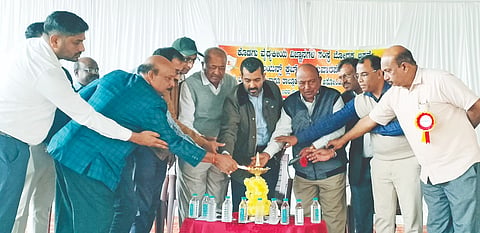 ಸೋಮವಾರಪೇಟೆಯ  ಒಕ್ಕಲಿಗರ ಸಮುದಾಯ ಭವನದಲ್ಲಿ ಏರ್ಪಡಿಸಿದ್ದ ಆರೋಗ್ಯ ತಪಾಸಣೆ ಶಿಬಿರವನ್ನು ಶಾಸಕ ಡಾ. ಮಂತರ್‌ಗೌಡ ಉದ್ಘಾಟಿಸಿದರು. ರಾಮ್‌ಶೆಟ್ಟಿ, ಎ.ಆರ್.ಮುತ್ತಣ್ಣ,  ಎಸ್.ಜಿ.ಮೇದಪ್ಪ, ಸಿ.ಕೆ.ರೋಹಿತ್, ತೇಜಸ್ವಿ ಇತರರು ಇದ್ದರು.