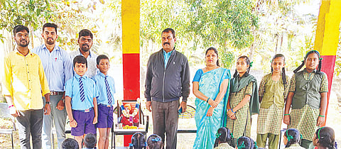 ನೇರಳಕುಪ್ಪೆ ಸರ್ಕಾರಿ ಹಿರಿಯ ಪ್ರಾಥಮಿಕ ಶಾಲೆಯಲ್ಲಿ ಸ್ವಾಮಿ ವಿವೇಕಾನಂದರ ಜಯಂತಿ ಅಂಗವಾಗಿ ಅವರ ಭಾವಚಿತ್ರಕ್ಕೆ ಪುಷ್ಪಾರ್ಚನೆ ನೆರವೇರಿಸಲಾಯಿತು. ಗಂಗರಾಜು, ಪ್ರಕಾಶ್, ರೂಪಾ, ವಿದ್ಯಾರ್ಥಿಗಳು ಸೇರಿ ಇತರರು ಇದ್ದರು.