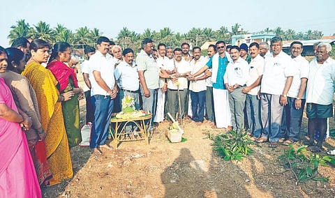 ಹೊನ್ನಮಾರನಹಳ್ಳಿ ಗ್ರಾಮದಲ್ಲಿ ಆರೋಗ್ಯ ಇಲಾಖೆ ಕಟ್ಟಡ ನಿರ್ಮಾಣ ಕಾಮಗಾರಿಗೆ ಶಾಸಕ ಸಿ.ಎನ್.ಬಾಲಕೃಷ್ಣ ಭೂಮಿ ಪೂಜೆ ನೆರವೇರಿಸಿದರು. ಡಾ.ಪ್ರವೀಣ್, ರಂಗಸ್ವಾಮಿ, ವಿಠ್ಠಲ್ ಕುಮಾರ್, ನಟರಾಜ್, ತೋಟಿ ನಾಗರಾಜ್, ದೊರೆಸ್ವಾಮಿ, ಜಯರಾಮ್, ನಾರಾಯಣ, ಚಂದ್ರಶೇಖರ್ ಇದ್ದರು. 
