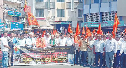 ಅರಸೀಕೆರೆ ನಗರದ ಬಸವೇಶ್ವರ ವೃತ್ತದಲ್ಲಿ ಹಿಂದುಪರ ಸಂಘಟನೆಗಳ ಮುಖಂಡರು ಪ್ರತಿಭಟನೆ ನಡೆಸಿದರು. ಶಶಿಶೇಖರ ಸಿದ್ದಬಸವ ಸ್ವಾಮೀಜಿ, ಶ್ರೀಕಾಂತ ನವಲಗುಂದ, ಬಸವರಾಜು, ಶಿವಶಂಕರ್, ಕೃಷ್ಣ ಇತರರು ಇದ್ದರು. 