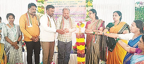 ಹನಗೋಡಿನಲ್ಲಿ ಆಯೋಜಿಸಿದ್ದ ಸಾಮೂಹಿಕ ಸತ್ಯನಾರಾಯಣ ಪೂಜೆ ಕಾರ್ಯಕ್ರಮವನ್ನು ಗಣ್ಯರು ಉದ್ಘಾಟಿಸಿದರು. ರೇಣುಕಪ್ರಸಾದ್, ಮಹೇಶ್, ಮಮತರಾವ್, ನಾರಾಯಣಶೆಟ್ಟಿ ಇದ್ದರು.