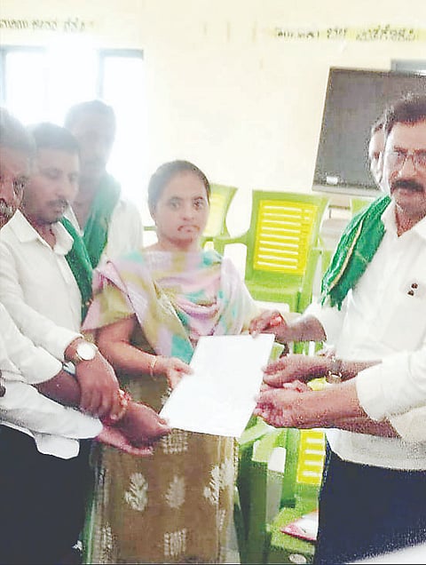 ಅರಕಲಗೂಡು ತಾಲೂಕಿನ ರಾಮನಾಥಪುರ ತಂಬಾಕು ಮಾರುಕಟ್ಟೆಯಲ್ಲಿ ಮಂಗಳವಾರ ನಡೆದ ರೈತರ ಕುಂದುಕೊರತೆ ಸಭೆ ಬಳಿಕ ಬೆಳೆಗಾರರು ವಿವಿಧ ಬೇಡಿಕೆ ಈಡೇರಿಕೆಗೆ ಒತ್ತಾಯಿಸಿ ಹರಾಜು ಅಧೀಕ್ಷಕಿ ಸವಿತಾ ಅವರಿಗೆ ಮನವಿ ಸಲ್ಲಿಸಿದರು. ಯೋಗಣ್ಣ, ದೇವರಾಜು, ತಮ್ಮೇಗೌಡ ಇತರರಿದ್ದರು.