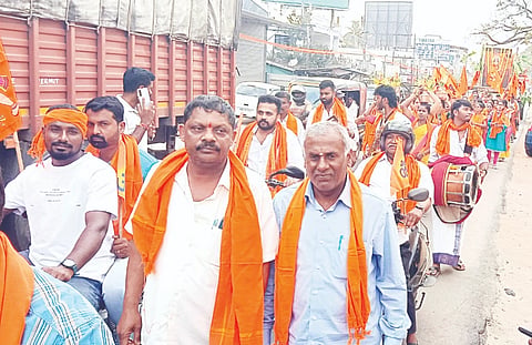 ಕೊಪ್ಪ ಗ್ರಾಮದಲ್ಲಿ ಹಿಂದೂ ಸಮಂಜೋಸವ ಆಯೋಜನ ಸಮಿತಿ ವತಿಯಿಂದ ಹಮ್ಮಿಕೊಂಡಿದ್ದ ಹಿಂದೂ ಧರ್ಮ ಸಮಜೋತ್ಸವ ಕಾರ್ಯಕ್ರಮವನ್ನು ಗಣ್ಯರು ಉದ್ಘಾಟಿಸಿದರು. ಶ್ರೀ ಅಪ್ಪಾಜಿ ಸ್ವಾಮೀಜಿ, ದೀಪಾ, ಡಿ.ಕರಿಯಣ್ಣ, ಸಿ.ಎಸ್. ರೇಣುಕಸ್ವಾಮಿ, ನಾರಾಯಣ, ವಿ.ರಾಜೇಂದ್ರ ,ಹರೀಶ್, ಇದ್ದರು.