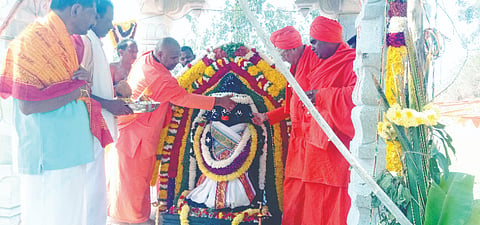 ಅರಕಲಗೂಡು ತಾಲೂಕು ದಾಸನಪುರ ಬೆಟ್ಟದಲ್ಲಿ ಗುರುವಾರ ಪಂಚಮುಖಿ ಆಂಜನೇಯಸ್ವಾಮಿ ದೇವಾಲಯ ಉದ್ಘಾಟನೆ ನೆರವೇರಿತು. ದೊಡ್ಡಮಠದ ಶ್ರೀ ಮಲ್ಲಿಕಾರ್ಜುನ ಸ್ವಾಮೀಜಿ, ಕೆಸವತ್ತೂರು ಸಿದ್ಧಲಿಂಗೇಶ್ವರ ವಿರಕ್ತ ಮಠದ ಶ್ರೀ ಬಸವರಾಜೇಂದ್ರ ಸ್ವಾಮೀಜಿ, ಕಲ್ಮಠದ ಶ್ರೀ ಮಹಾಂತ ಸ್ವಾಮೀಜಿ, ಡಾ. ವಿಶ್ವನಾಥ್, ಬಸವರಾಜು ಮುಂತಾದ ಗಣ್ಯರು ಇದ್ದರು.