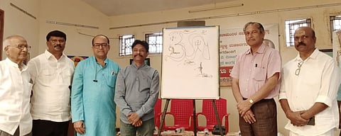 Art gallery ಹುಬ್ಬಳ್ಳಿಯ ಆರ್ಟ್​ ಗ್ಯಾಲರಿಯಲ್ಲಿ ಶುಕ್ರವಾರ ಡಾ. ಎಂ.ವಿ. ಮಿಣಜಗಿ ಅವರ 125ನೇ ಜನ್ಮದಿನಾಚರಣೆ ಅಂಗವಾಗಿ ಏರ್ಪಡಿಸಿದ್ದ ಚಿತ್ರಕಲಾ ಶಿಬಿರ ಹಾಗೂ ಕಮ್ಮಟವನ್ನು ಪಂ. ಕೃಷ್ಣೇಂದ್ರ ವಾಡಿಕರ ಉದ್ಘಾಟಿಸಿದರು. ಶಶಿಧರ ನರೇಂದ್ರ, ಡಾ. ಶಂಕರ ಕುಂದಗೋಳ, ಆರ್​.ಬಿ. ಗರಗ ಇದ್ದರು.