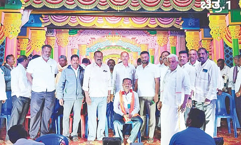 ಮಾಸ್ತಮ್ಮ ಹಾಡಿಯಲ್ಲಿ ಅಭಿನಯಿಸಿದ ನಾಟಕ ಕಾರ್ಯಕ್ರಮದಲ್ಲಿ ಹಾರೋನಿಯಂ ಮಾಸ್ಟರ್ ಅವರನ್ನು ಗ್ರಾಮಸ್ಥರು ಸನ್ಮಾನಿಸಿದರು. ರವಿಕುಮಾರ್, ಮಹೇಶ್, ಅರಗು ಮಂಜುನಾಥ್, ಮಹದೇವ್ ಇತರರು ಇದ್ದಾರೆ.