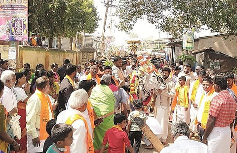 ಚಗಚಗೆರೆ ಗ್ರಾಮದಲ್ಲಿ ಶನೈಶ್ಚರ ಸ್ವಾಮಿ,  ಮಳೆಯಮ್ಮ ದೇವಿ,  ಹಂಗರಹಳ್ಳಿ ಬಸವಣ್ಣ ಅವರನ್ನು 108 ಪೂರ್ಣ ಕುಂಭ ಕಳಶಗಳೊಂದಿಗೆ ಮೆರವಣಿಗೆ ಮಾಡಲಾಯಿತು.  