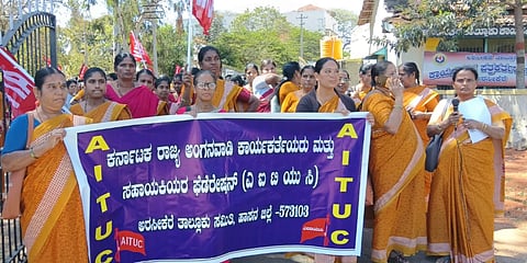 ಅಂಗನವಾಡಿ ಕಾರ್ಯಕರ್ತರು ಹಾಗೂ ಸಹಾಯಕಿರ ಫೆಡರೇಷನ್ ಪದಾಧಿಕಾರಿಗಳು ನಗರದ ಪ್ರವಾಸಿ ಮಂದಿರದ ಆವರಣದಿಂದ ಪ್ರತಿಭಟನೆ ಮೆರವಣಿಗೆ ನಡೆಸಿದರು.