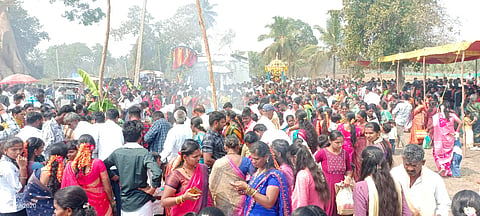 ಎಚ್.ಡಿ.ಕೋಟೆ ತಾಲೂಕಿನ ಎಚ್.ಮಟಕೆರೆ ಗ್ರಾಮದ ಶ್ರೀ ಬಸವೇಶ್ವರಸ್ವಾಮಿಯ ಕೊಂಡೋತ್ಸವದ ವೇಳೆ ಕಂಡು ಬಂದ ಭಕ್ತಗಣ.